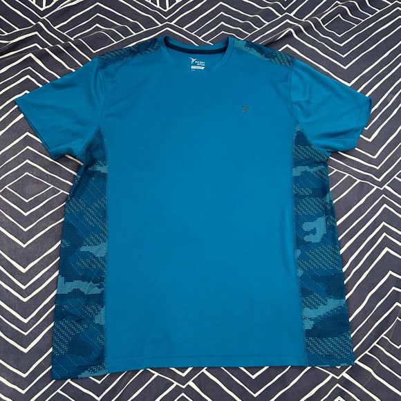 Bundle (4) active wear Old Navi shirts. - Picture 5 of 13